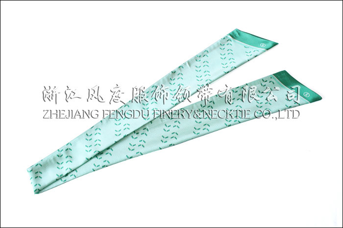 農行 仿絲雙層衣領 規(guī)格：132x9.5x6.5cm